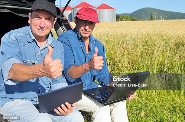 Два Фермеров Планирования Пк И Давать Большие Пальцы Вверх — стоковые фотографии и другие картинки Фермер