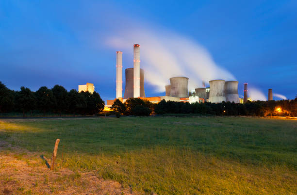 power station bei nacht - niederaußem stock-fotos und bilder