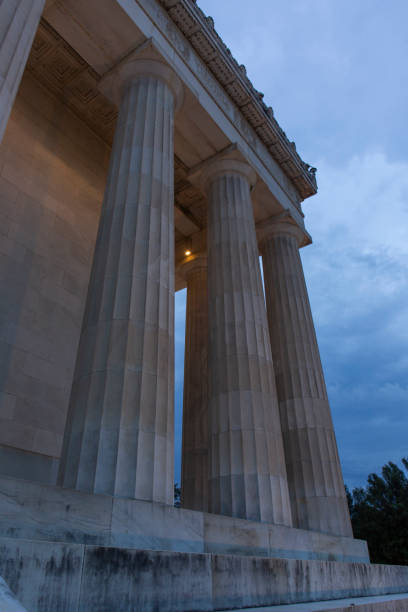 istock Lincoln memorial hall 1684798836