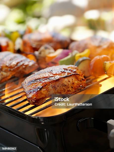 Pollo Barbecue - Fotografie stock e altre immagini di Griglia per barbecue - Griglia per barbecue, Petto di pollo, Alimentazione sana