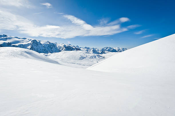 paisaje de montaña con el sol - blue european alps sky mountain fotografías e imágenes de stock