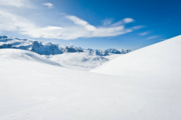 paesaggio di montagna con sole alta - skiing winter snow scenics foto e immagini stock