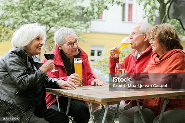 Photo libre de droit de Heureux Groupe De Personnes Âgées À Lextérieur Dun Bar banque d'images et plus d'images libres de droit de Bière