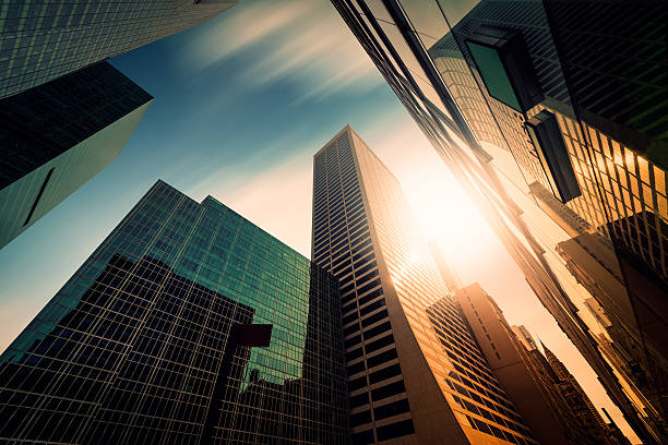太陽の下で事務所 skysraper - new york city new york state business financial district ストックフォトと画像