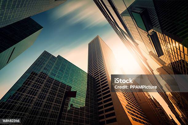 Biuro Skysraper W Słońcu - zdjęcia stockowe i więcej obrazów Abstrakcja - Abstrakcja, Wieżowiec, Nowy Jork