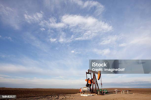 Foto de Pumpjack Com Prairie Sky e mais fotos de stock de Sonda Petrolífera - Sonda Petrolífera, Óleo, Abastecer