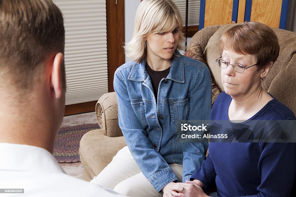 Mãe e filha visitar médico, terapeuta counselor ou - Foto de stock de Caseiro royalty-free
