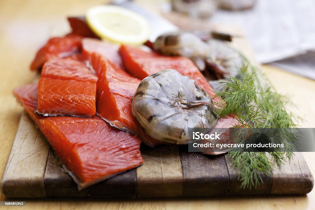 Wildlachs rohen Filet und Garnelen auf Schneidebrett - Lizenzfrei Bildschärfe Stock-Foto