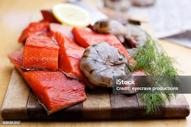 Wildlachs Rohen Filet Und Garnelen Auf Schneidebrett Stockfoto und mehr Bilder von Bildschärfe