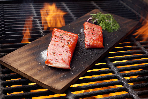 filetto di salmone selvatico cedar tavola di legno all'aperto barbecue grill - sockeye salmon immagine foto e immagini stock