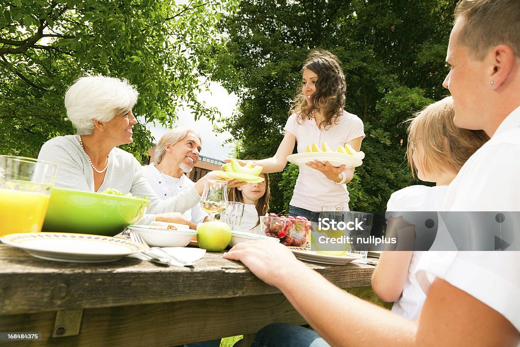 Gran familia tener un picnic en el jardín - Foto de stock de Familia libre de derechos