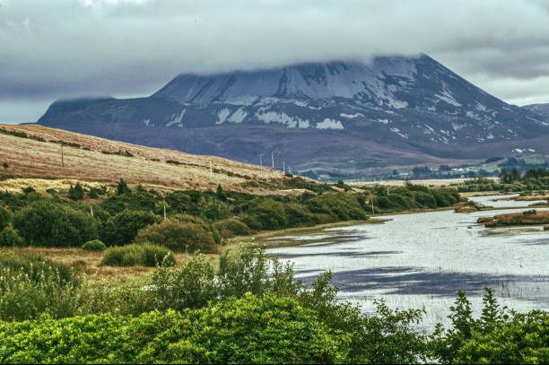 マウント・エリガル・アイルランド - republic of ireland mount errigal mountain landscape ストックフォトと画像