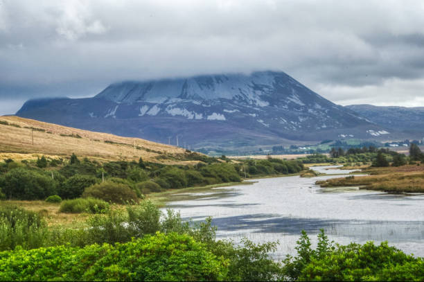 マウント・エリガル・アイルランド - republic of ireland mount errigal mountain landscape ストックフォトと画像