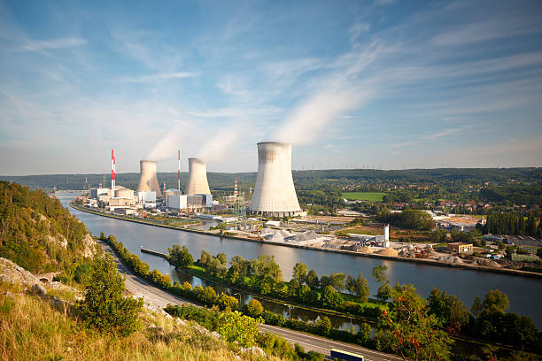 centrale nucléaire longue exposition - tihange photos et images de collection