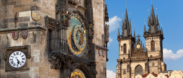 Reloj astronómico de praga, República Checa con Týn iglesia photo