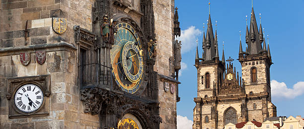 horloge astronomique de prague, en république tchèque, avec týn église - stare mesto photos et images de collection