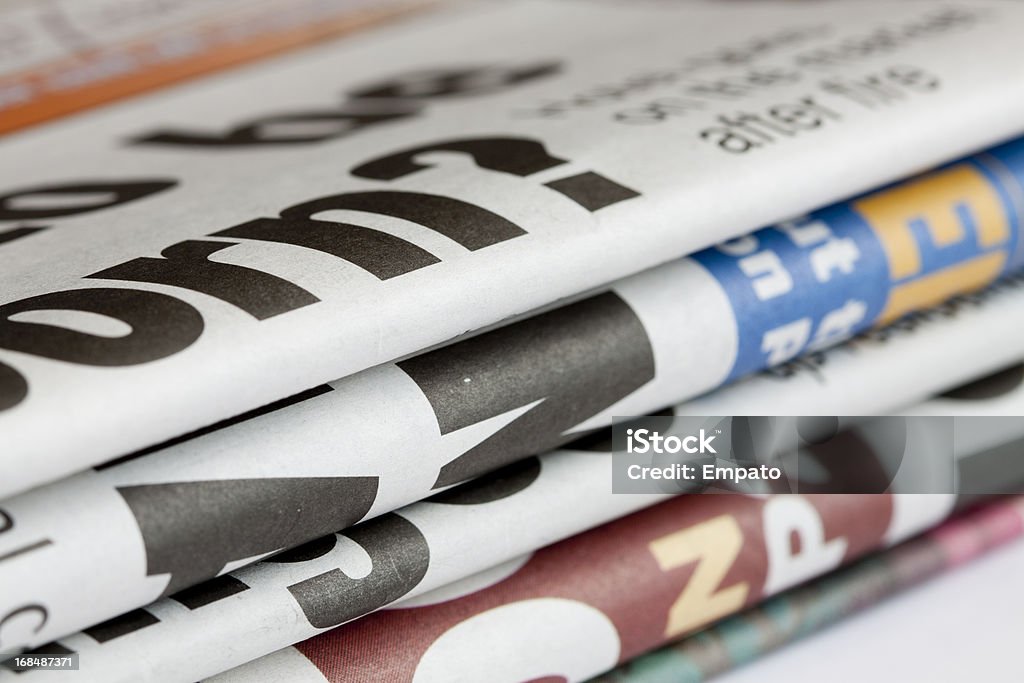 Pila di notizie allarmistiche diffuse dai giornali quotidiani. - Foto stock royalty-free di Mass Media