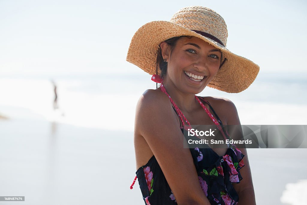 Frau mit Hut am Strand - Lizenzfrei 20-24 Jahre Stock-Foto