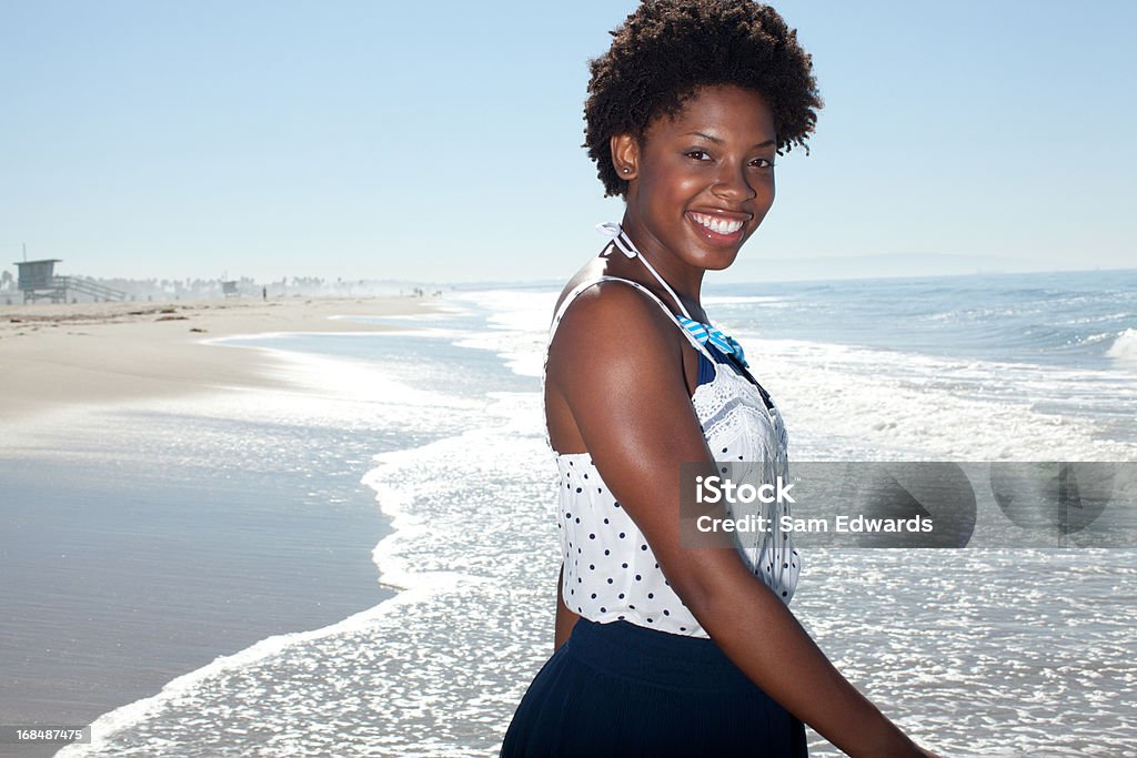 Mulher sorridente a caminhar pela praia - Royalty-free 20-24 Anos Foto de stock