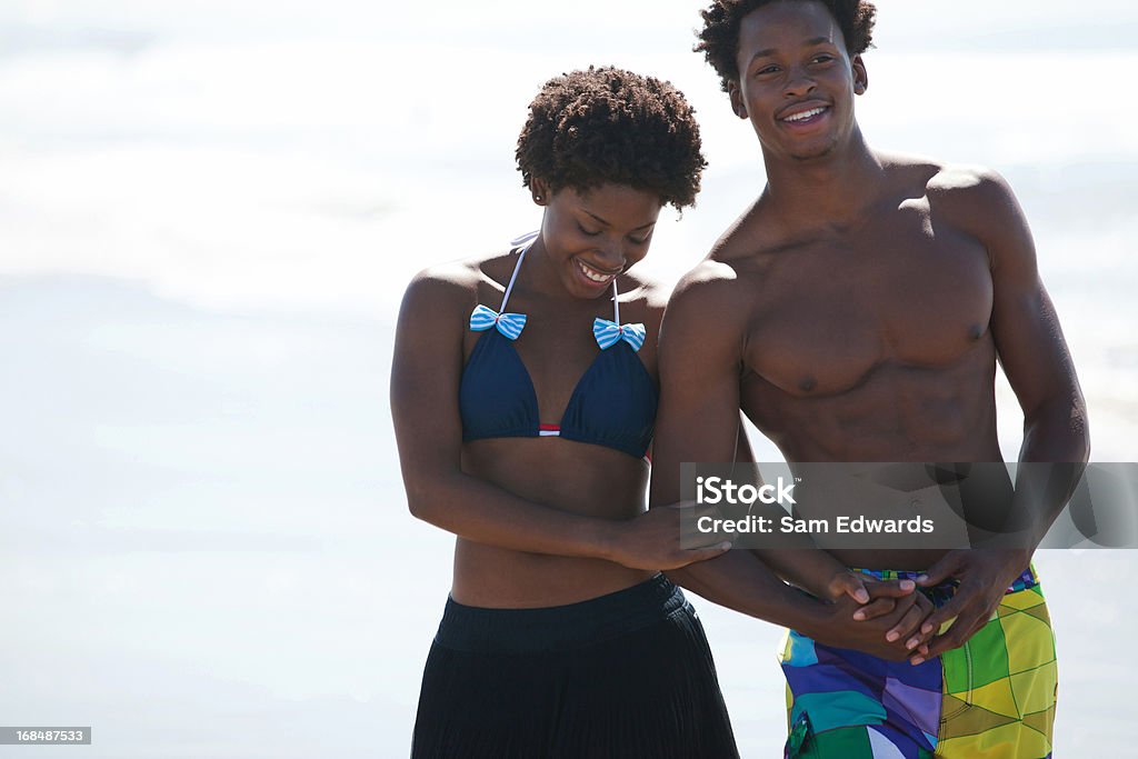 Couple marcher ensemble sur la plage - Photo de 20-24 ans libre de droits