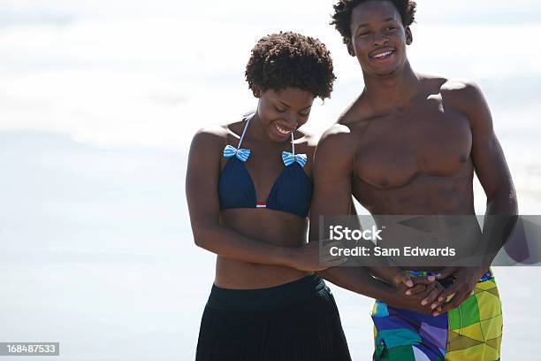 Foto de Casal Caminhando Juntos Na Praia e mais fotos de stock de 20-24 Anos - 20-24 Anos, Adulto, Atividades de Fins de Semana