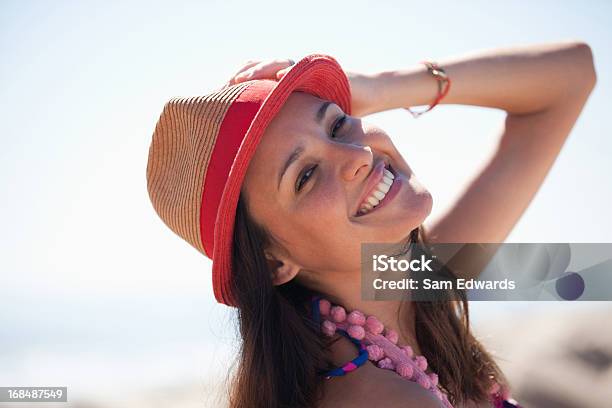 Foto de Mulher Sorridente Com Chapéu De Sol Na Praia e mais fotos de stock de 30 Anos - 30 Anos, 30-34 Anos, Adulto