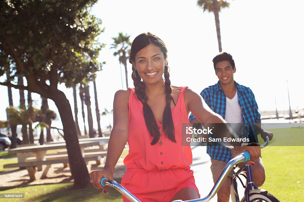 Couple équitation vélos - Photo de Horizontal libre de droits