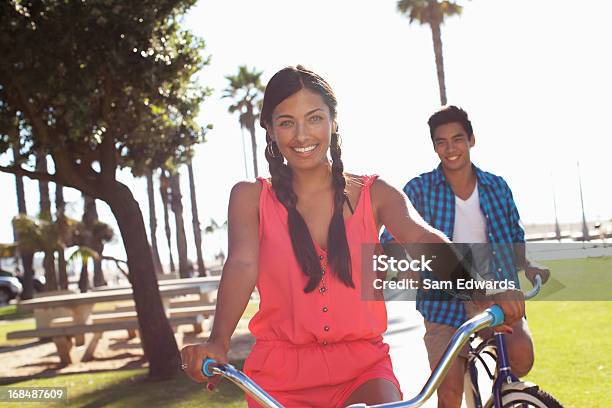 Photo libre de droit de Couple Équitation Vélos banque d'images et plus d'images libres de droit de Horizontal - Horizontal, Image en couleur, Monter un animal ou sur un moyen de transport