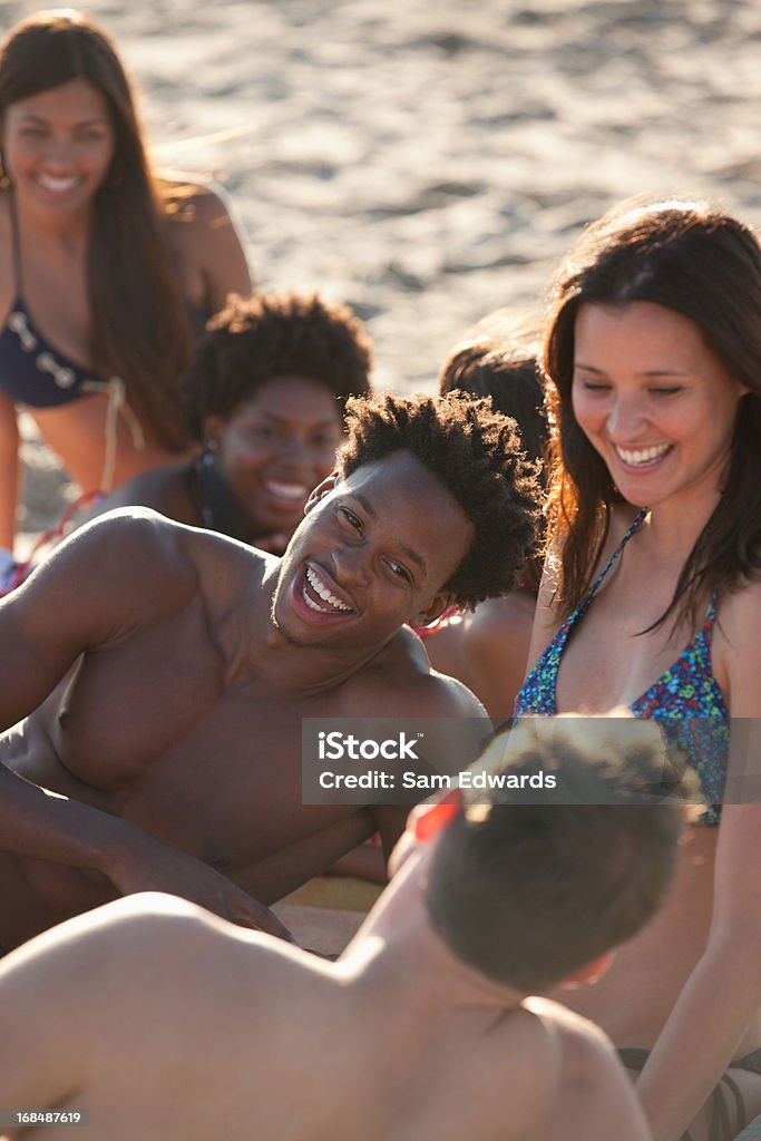Amigos juntos relaxante na Toalha de Praia - Royalty-free Amizade Foto de stock