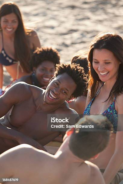 Amigos Juntos Relaxante Na Toalha De Praia - Fotografias de stock e mais imagens de Amizade - Amizade, 20-24 Anos, 25-29 Anos