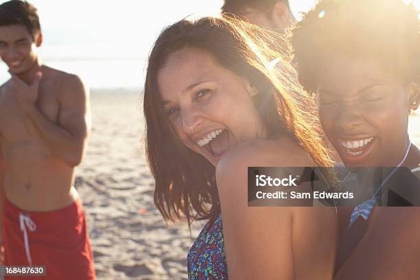 Foto de Mulheres Tocando Juntos Na Praia e mais fotos de stock de 20-24 Anos - 20-24 Anos, 25-30 Anos, 30 Anos