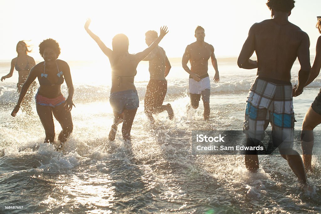 친구들이 플레이하는 해변의 파도 - 로열티 프리 20-24세 스톡 사진