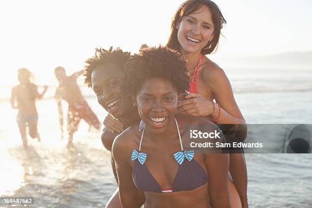 Amigos Jugando En Las Olas En La Playa Foto de stock y más banco de imágenes de 20-24 años - 20-24 años, 25-29 años, 30-34 años