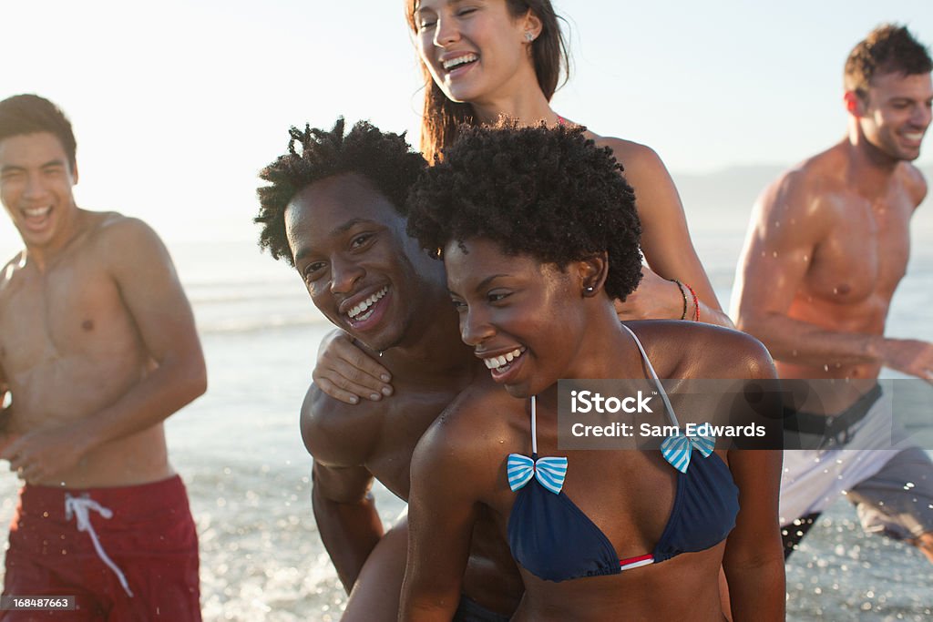 Amigos brincando nas ondas na praia - Royalty-free 20-24 Anos Foto de stock
