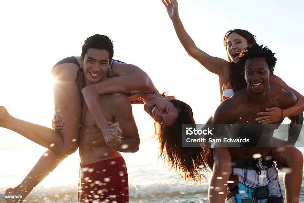 Amigos brincando nas ondas na praia - Royalty-free 20-24 Anos Foto de stock