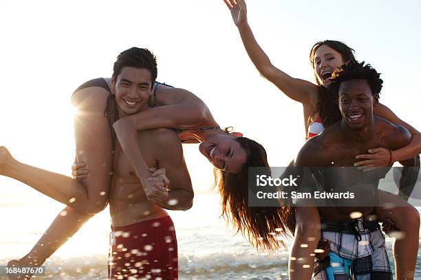 Amigos Brincando Nas Ondas Na Praia - Fotografias de stock e mais imagens de 20-24 Anos - 20-24 Anos, 25-29 Anos, 30-34 Anos