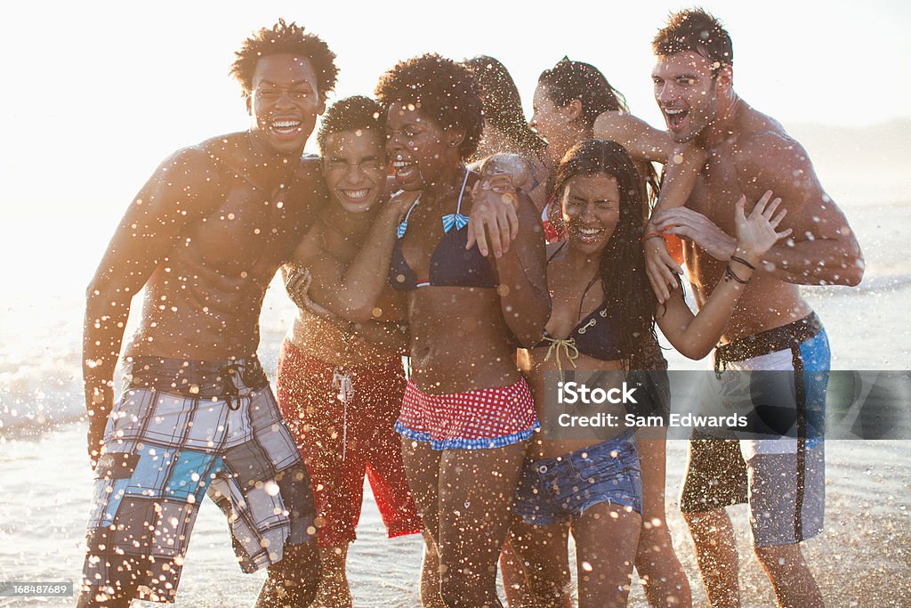 Freunde spielen in den Wellen am Strand - Lizenzfrei Strand Stock-Foto