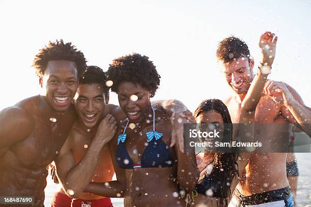 Kuvapankin valokuva otsikolla Friends Playing In Waves On Beach – Lataa kuva nyt - 20−24 vuotta, 25−29 vuotta, 30−34 vuotta