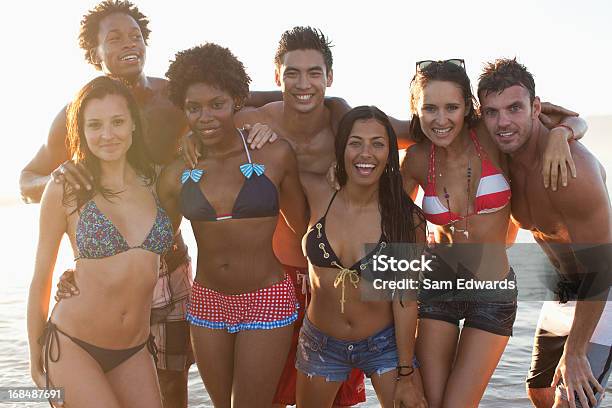 Foto de Amigos Jogando Em Ondas Na Praia e mais fotos de stock de Pessoas - Pessoas, Praia, 20-24 Anos