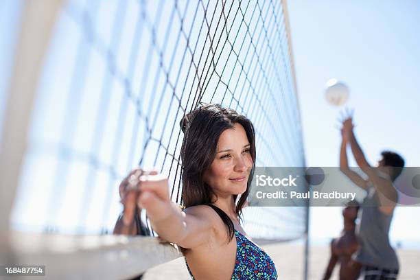 Kobieta Krzywa Na Plaży Siatkówka Netto - zdjęcia stockowe i więcej obrazów 20-24 lata - 20-24 lata, 30-34 lata, 30-39 lat