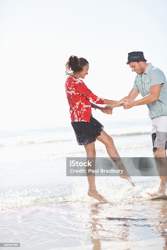 Casal brincando nas ondas na praia - Royalty-free 25-29 Anos Foto de stock