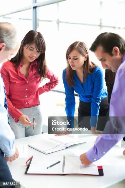 Equipo De Negocios En Reunión En La Oficina De Vidrio Calendario Espacio De Copia Foto de stock y más banco de imágenes de Colorido