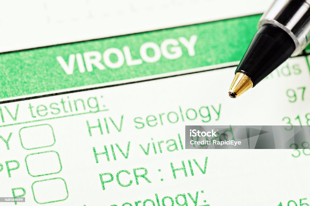 Stylo sur Virology formulaire pour les tests concernant le VIH/SIDA - Photo de Virus HIV libre de droits