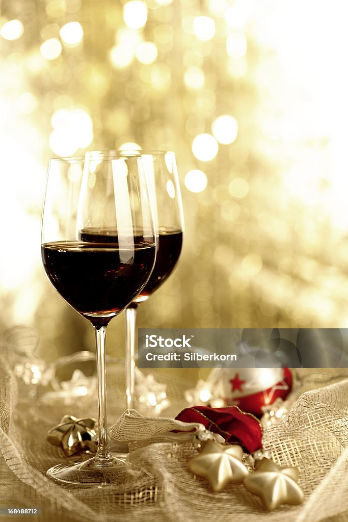 Dois copos de vinho tinto e enfeites natal - Foto de stock de Natal royalty-free