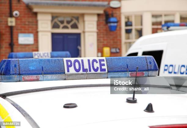 Veicoli Polizia Parcheggiate Fuori Da Una Stazione - Fotografie stock e altre immagini di Forze di polizia - Forze di polizia, Stazione della polizia, Regno Unito