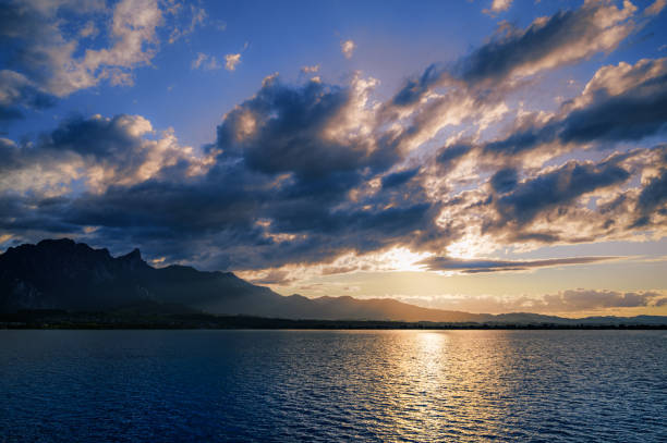 トゥーン湖に沈む夕日 - lake thun switzerland night lake ストックフォトと画像