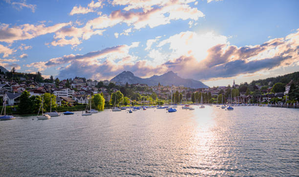 pôr do sol sobre a cidade de spitz - lake thun switzerland night lake - fotografias e filmes do acervo