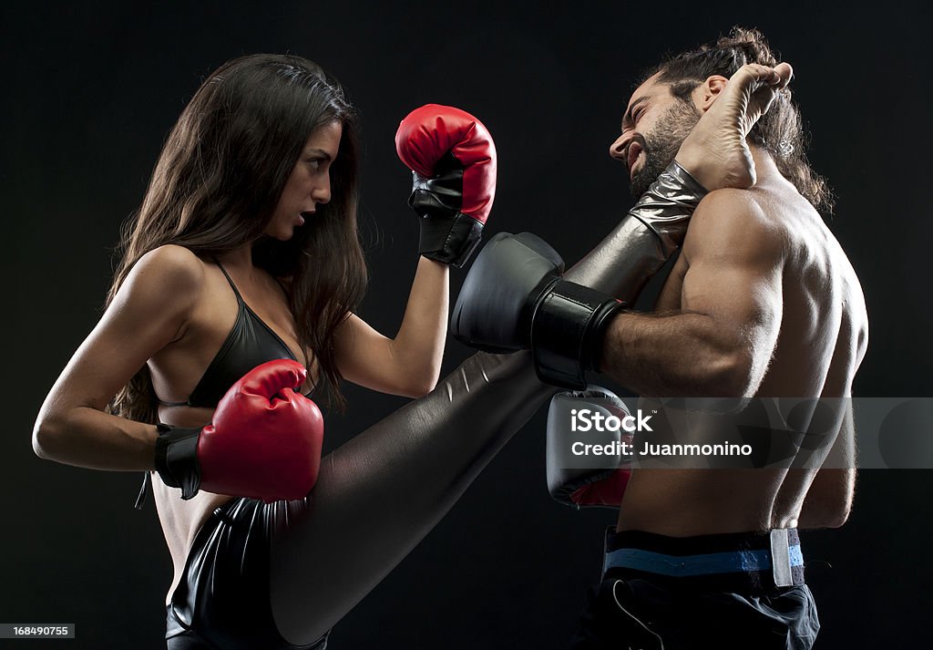Запретные объятия боксеров на ринге. Парень и девушка бокс. Парни против девушек. Девушка победила парня. Бокс девушка против парня.