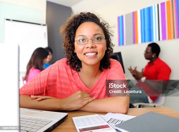 Foto de Sorriso e mais fotos de stock de Adulto - Adulto, Aluno de Universidade, Aprender