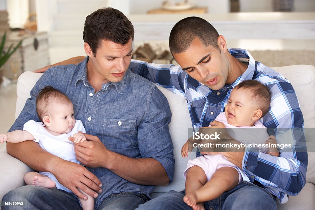 Junger Vater Holding Babys ganz wie zu Hause fühlen. - Lizenzfrei Afrikanischer Abstammung Stock-Foto